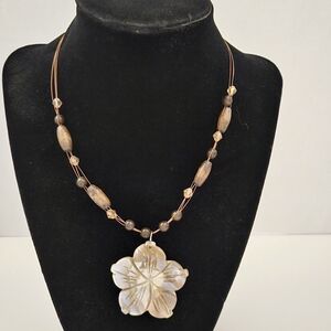 Necklace shell carved flower with beads